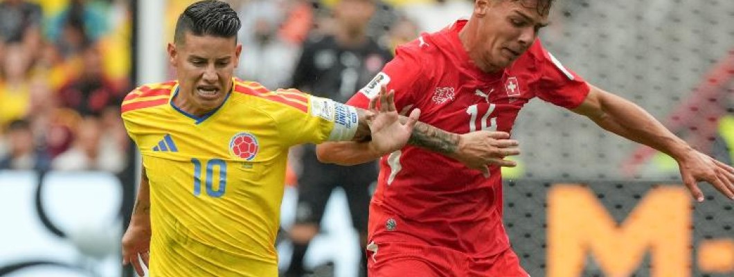 James Rodríguez, submergé par l'émotion, a laissé couler des larmes en contemplant son maillot colombien James Rodríguez, submergé par l'émotion, a laissé couler des larmes en contemplant son maillot colombien