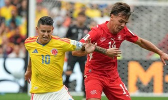James Rodríguez, submergé par l'émotion, a laissé couler des larmes en contemplant son maillot colombien