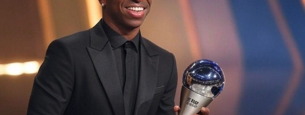 Le titre de Footballeur Mondial de l'Année a été remporté pour la première fois par un joueur post-2000 Le titre de Footballeur Mondial de l'Année a été remporté pour la première fois par un joueur post-2000