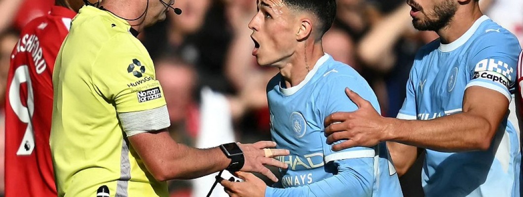 Manchester United a subi une nouvelle défaite face à une équipe de Manchester City réduite à dix Manchester United a subi une nouvelle défaite face à une équipe de Manchester City réduite à dix