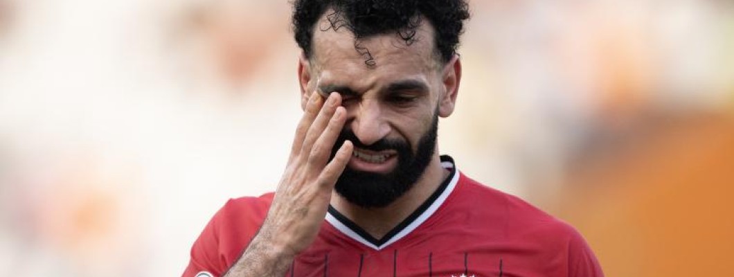 Mohamed Salah est blessé en équipe nationale et ne peut pas continuer à concourir Mohamed Salah est blessé en équipe nationale et ne peut pas continuer à concourir
