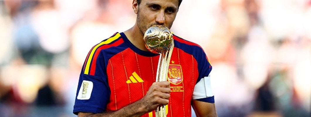 Rodri devient le deuxième joueur de l'histoire du football à remporter trois des trophées les plus prestigieux Rodri devient le deuxième joueur de l'histoire du football à remporter trois des trophées les plus prestigieux